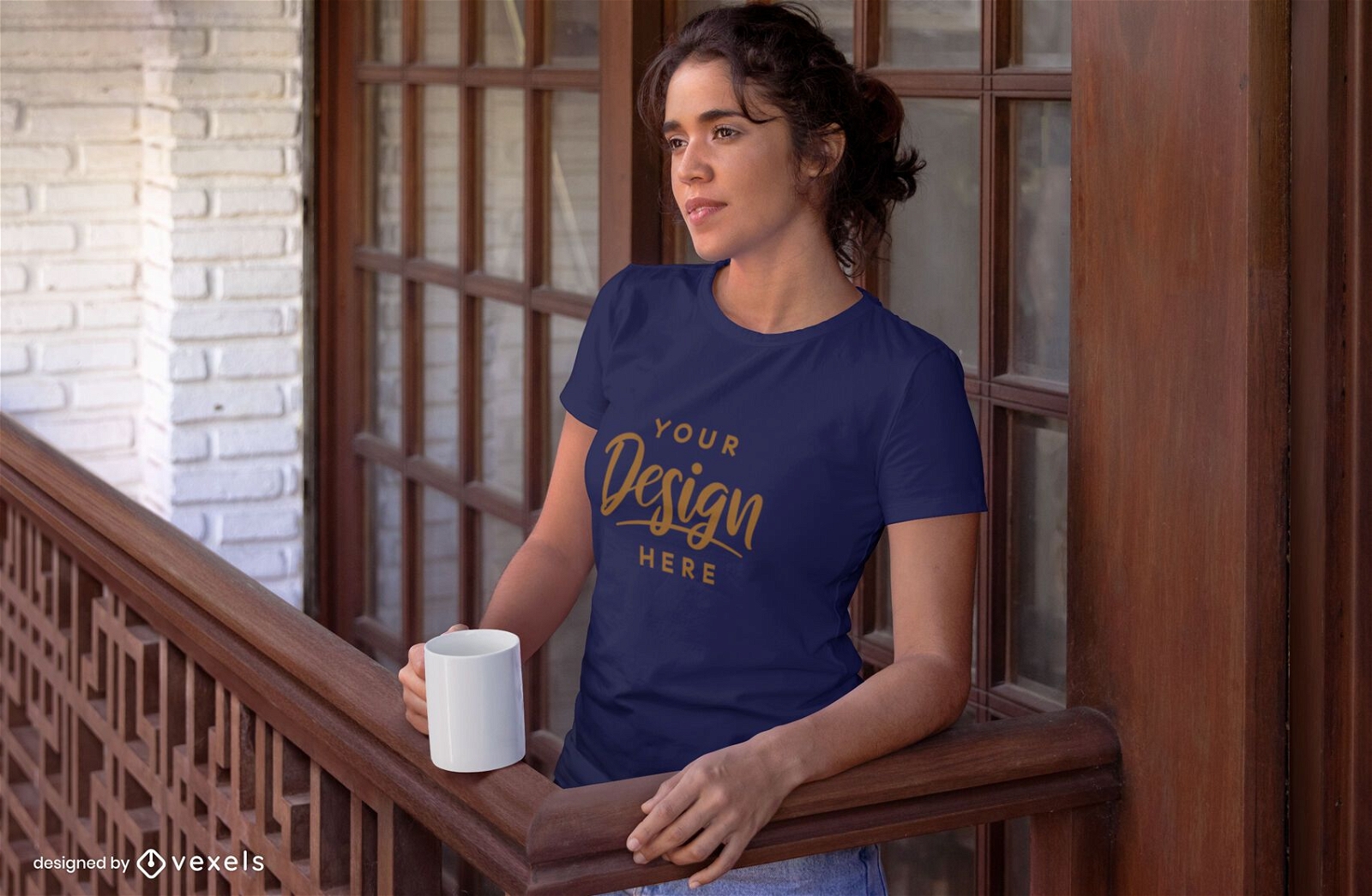 Frau im Balkon mit Becher-T-Shirt-Modell