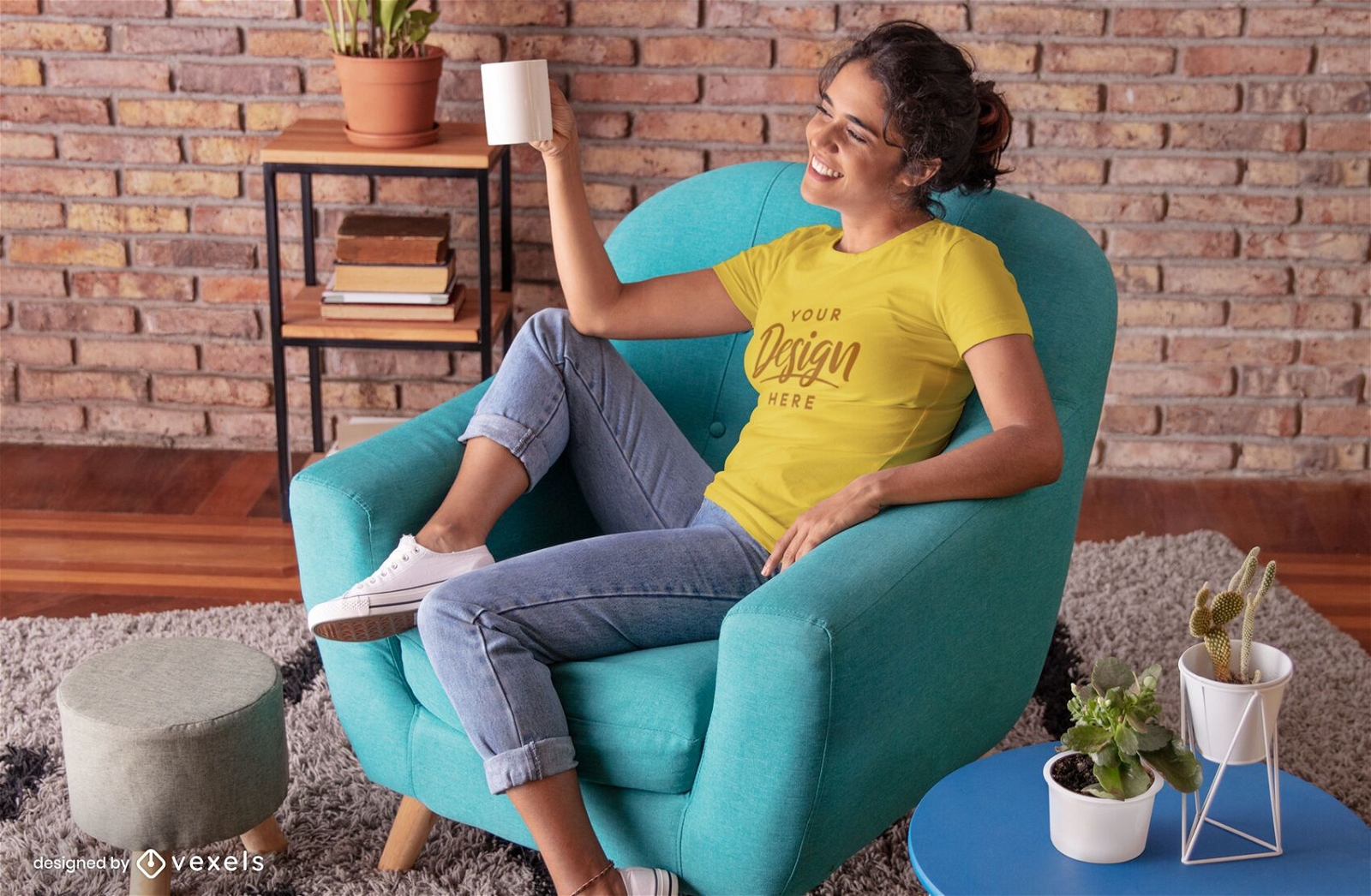 Maquete de t-shirt da cadeira da sala de estar de mulher feliz