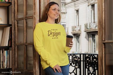 Frau mit Kaffeetasse Sweatshirt Modell
