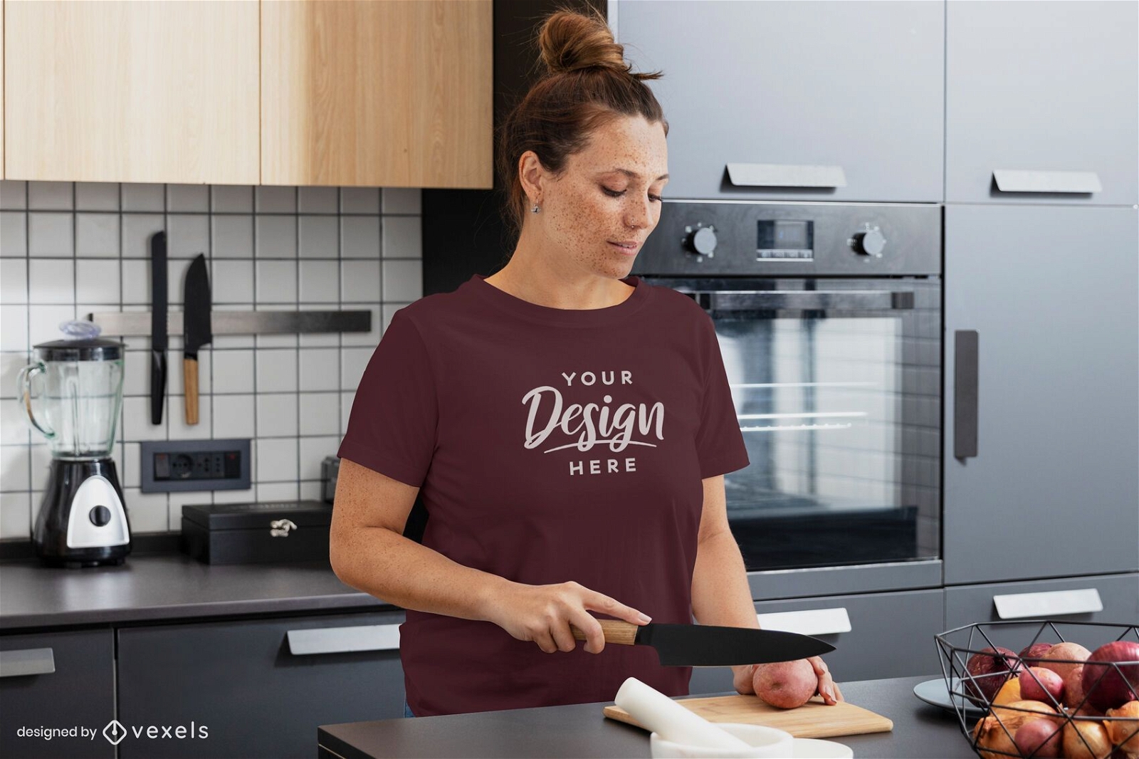 Mujer cocinando maqueta de camiseta de cocina