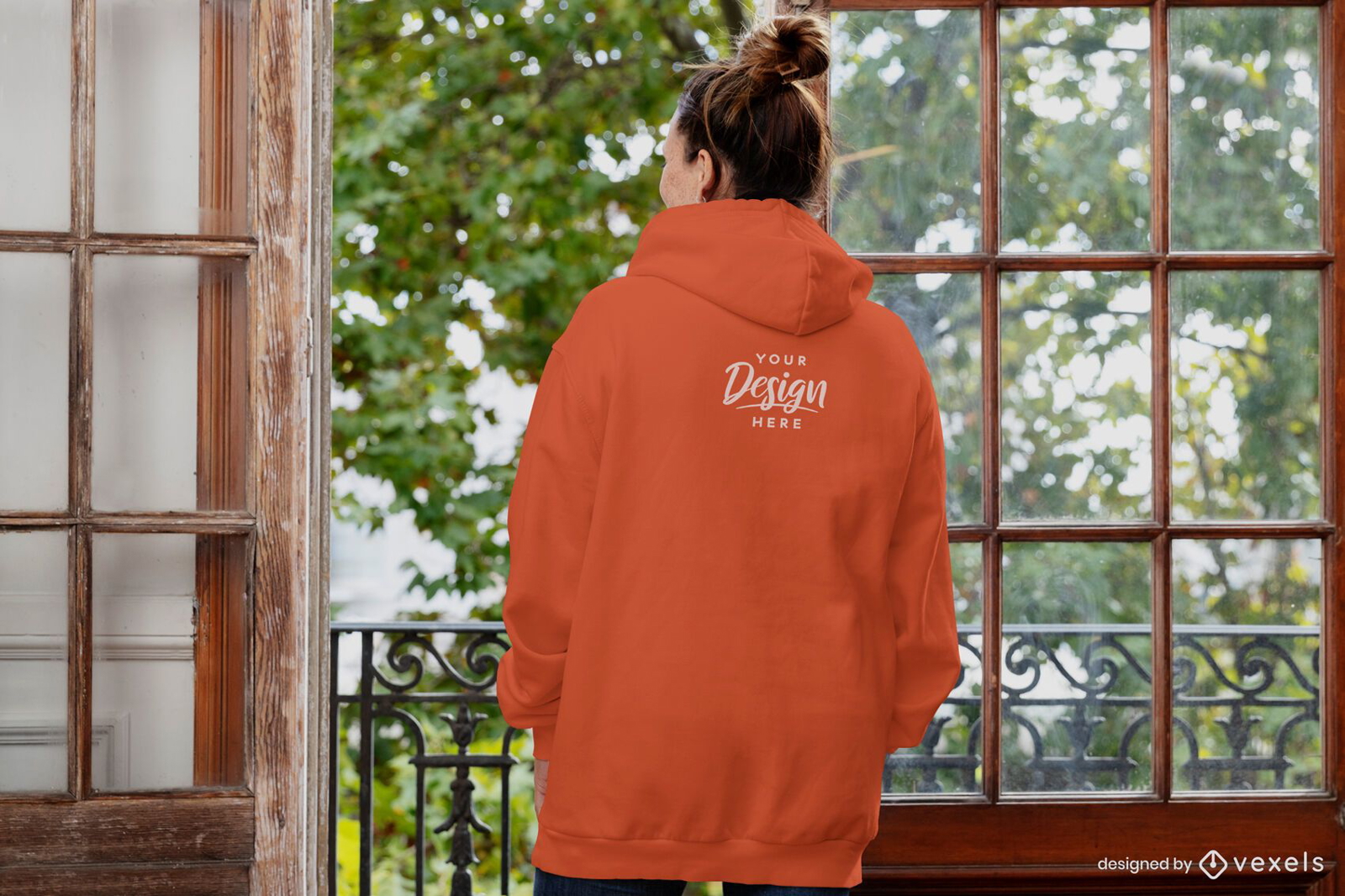 Frau r?ckw?rts offenes Fenster Hoodie Modell