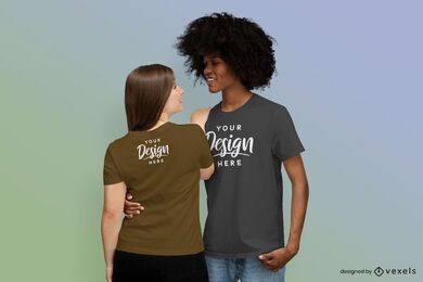 Paare, die sich T-Shirt-Modell halten