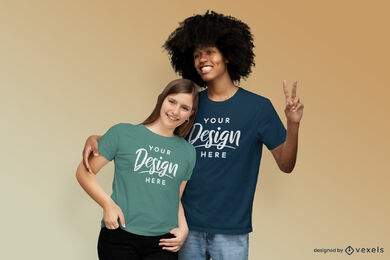 Maquete de t-shirt com fundo sólido de casal feliz