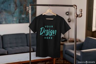 Camiseta pendurada na maquete da sala de estar