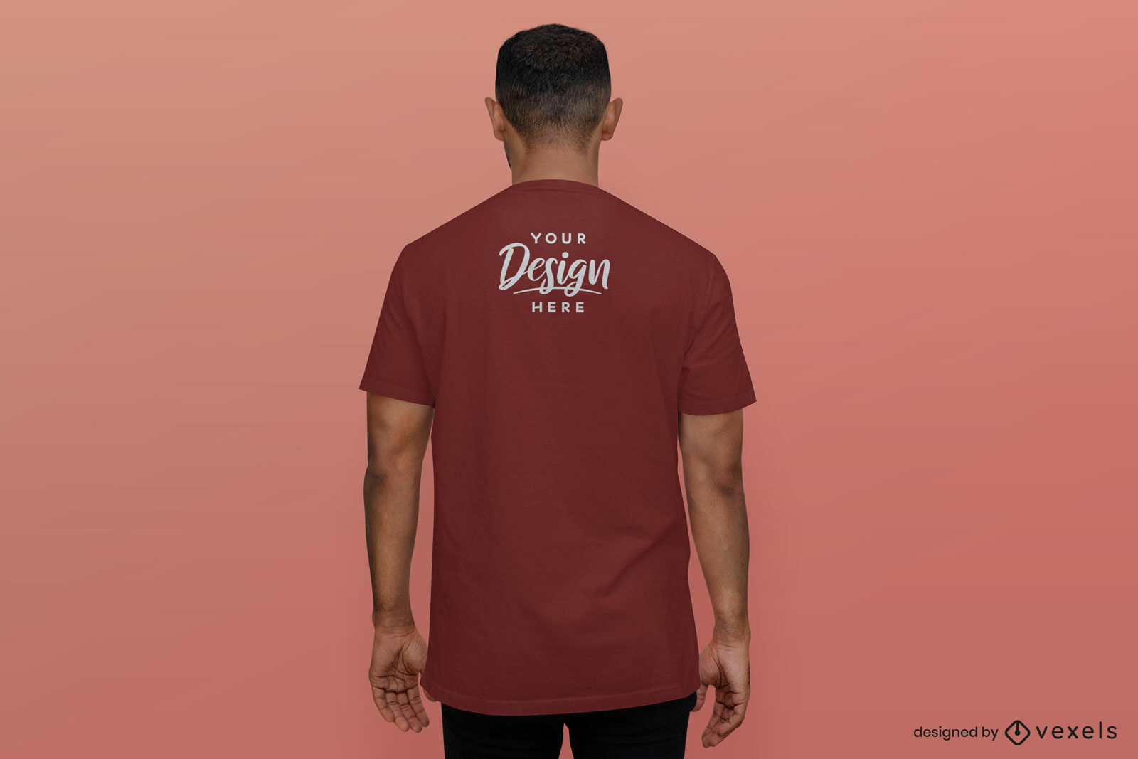 Männliches T-Shirt Mockup rückwärts roter Hintergrund