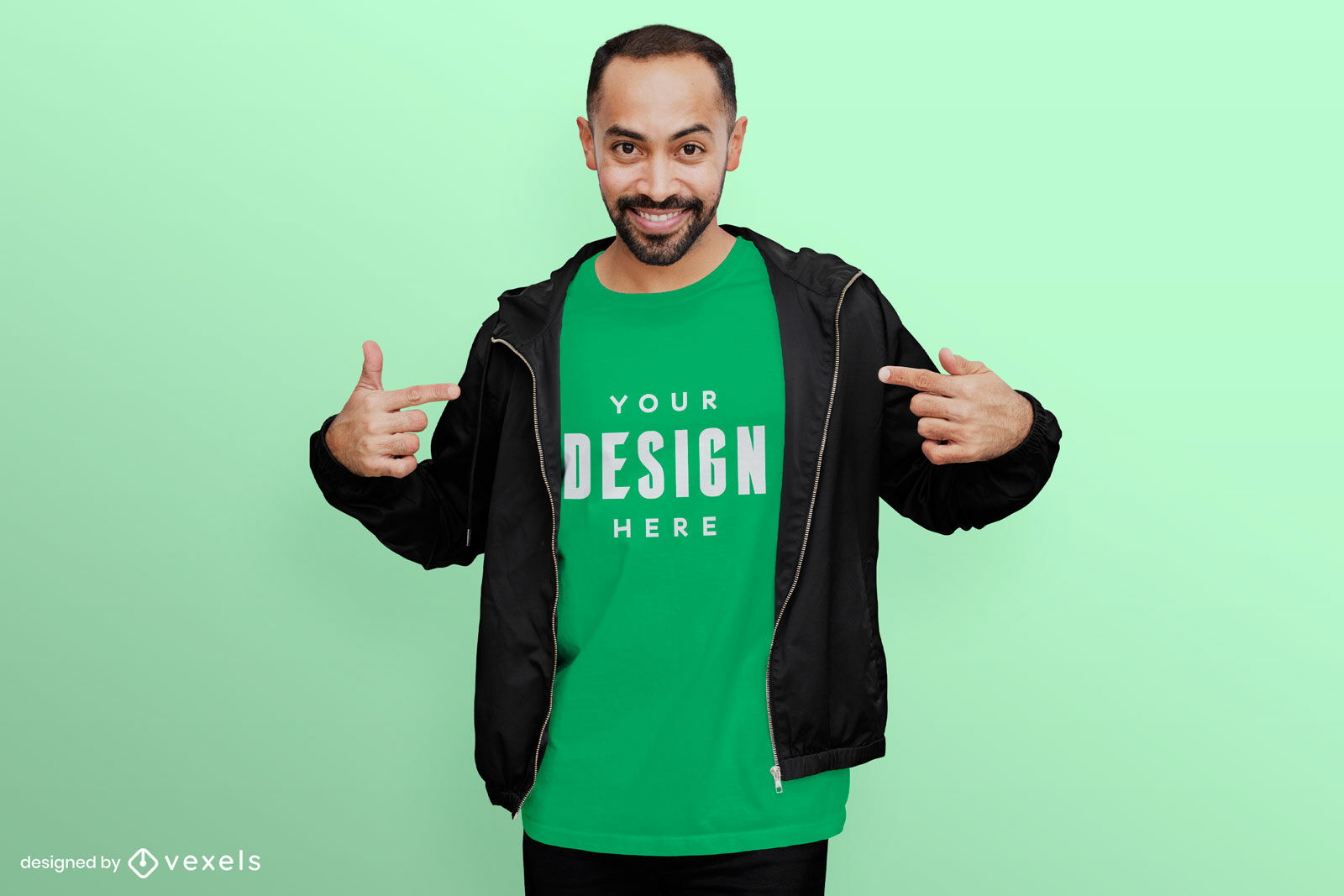 Mann mit Hoodie T-Shirt Mockup grünem Hintergrund