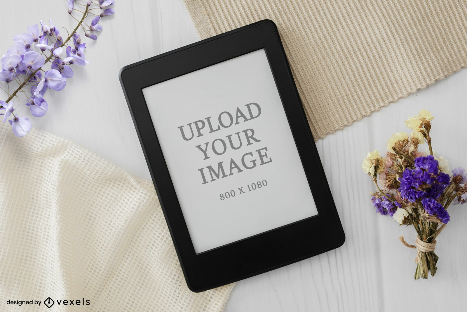 Kindle Mockup-Tisch und Blumen von oben