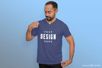 Homem olhando para o fundo azul da maquete de sua camiseta