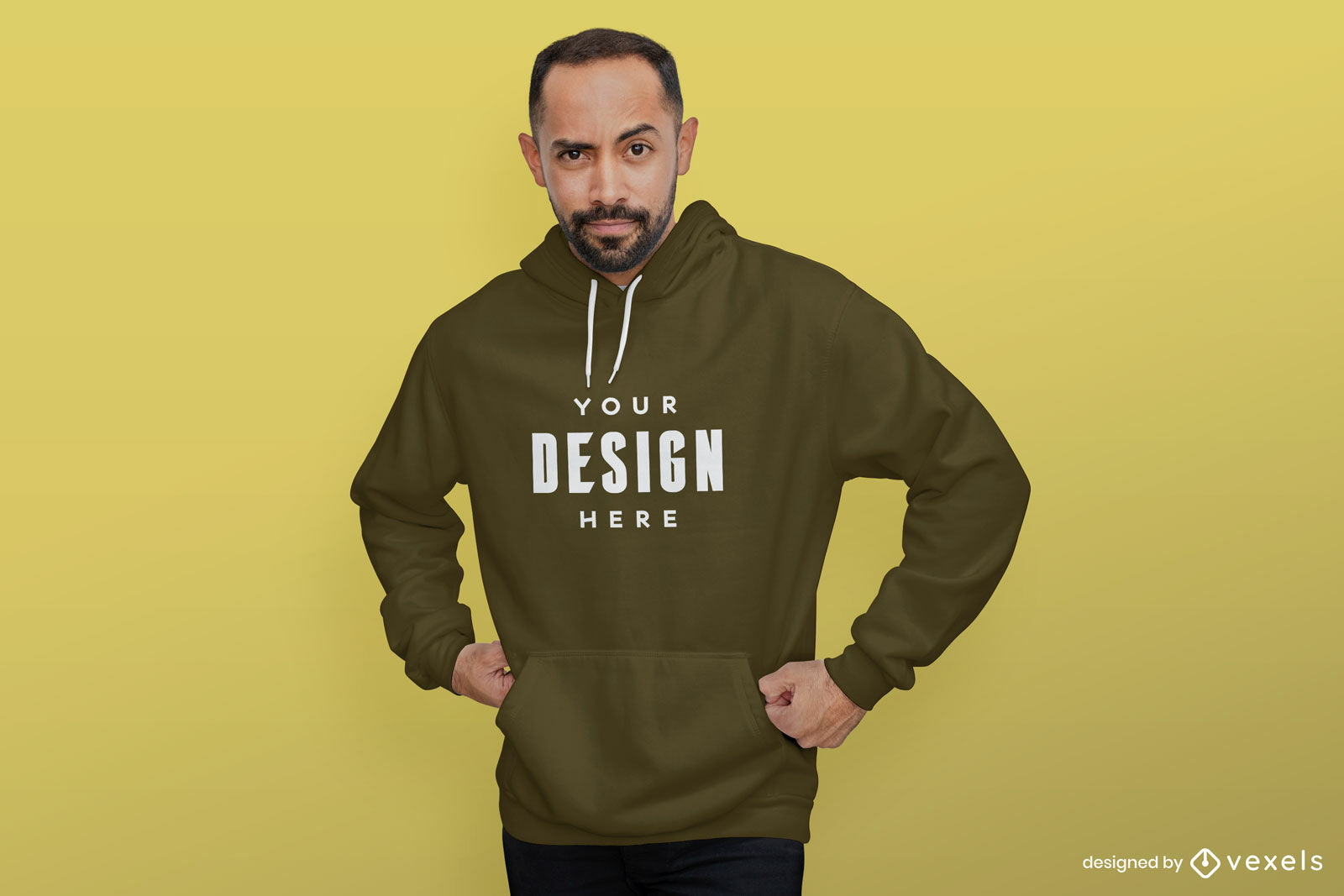 Hombre en maqueta de sudadera con capucha marrón fondo amarillo