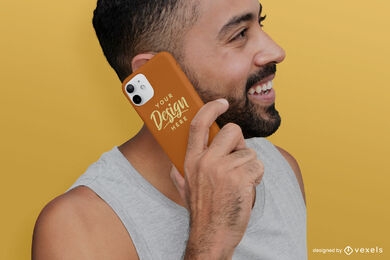 Homem rindo com maquete de capa de celular