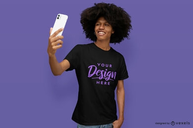 Schwarz-violettes T-Shirt-Modell in lila Hintergrund