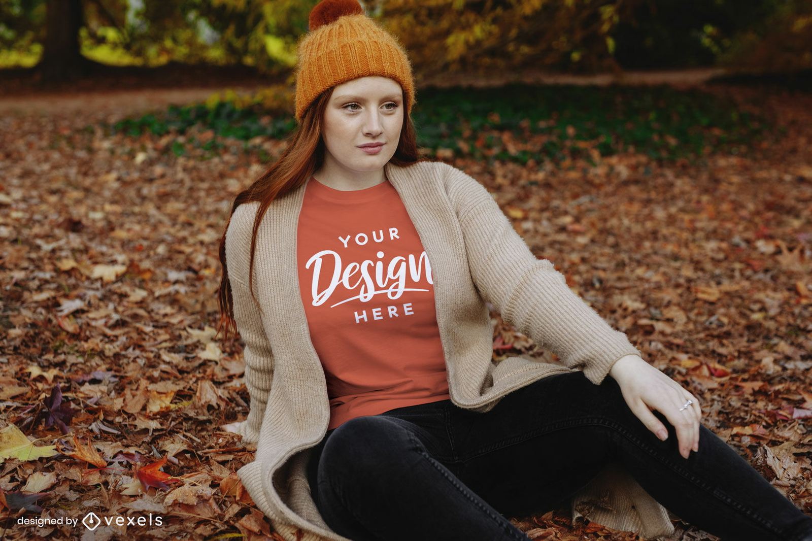 Chica pelirroja sentada en maqueta de camiseta de hojas de otoño