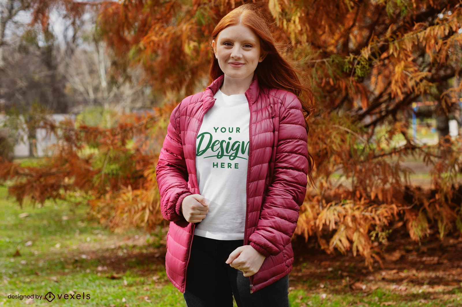 Garota ruiva com maquete de jaqueta e camiseta