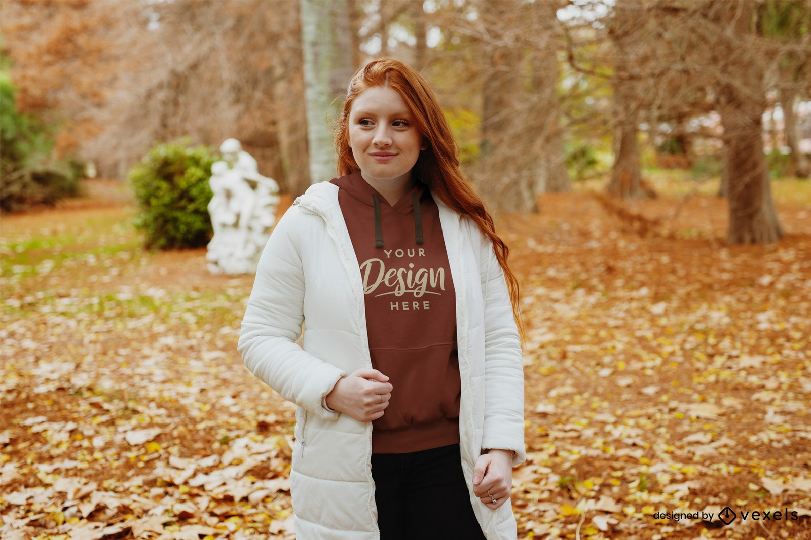 Maqueta de sudadera con capucha de parque de otoño de chica pelirroja