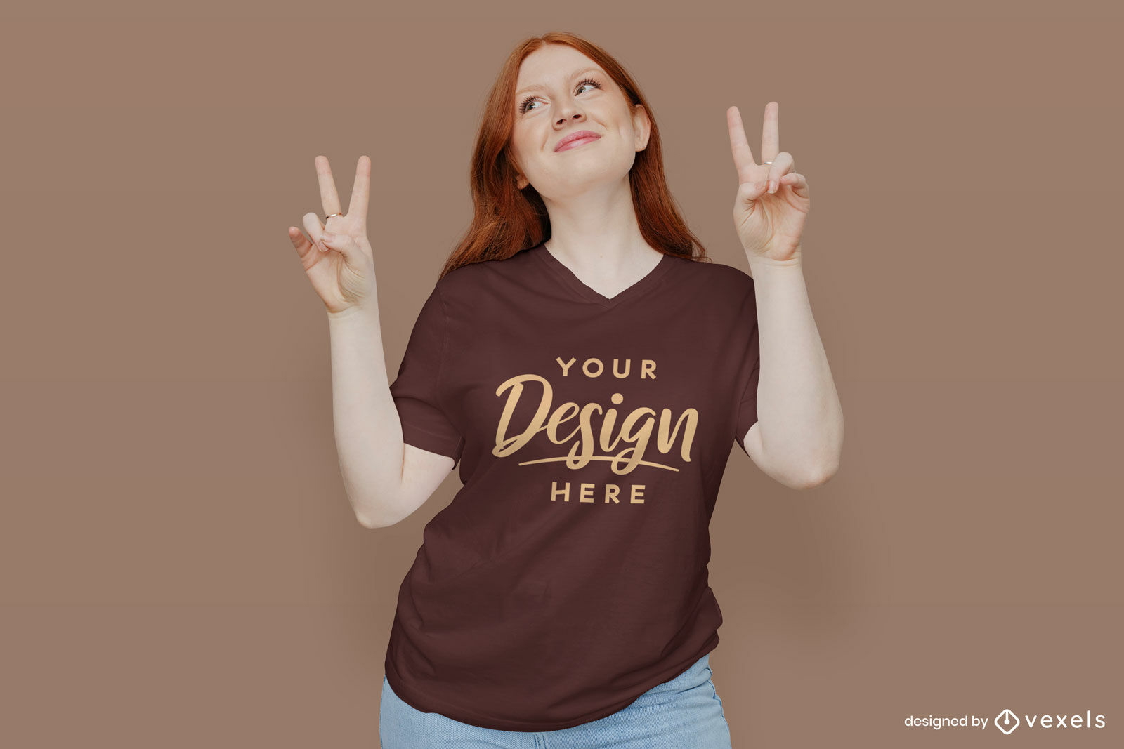 Chica en maqueta de camiseta marrón