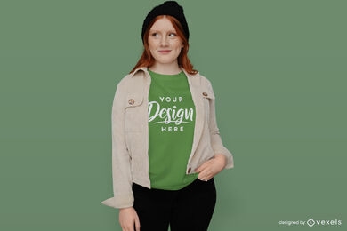 Chica en camiseta verde y maqueta de chaqueta