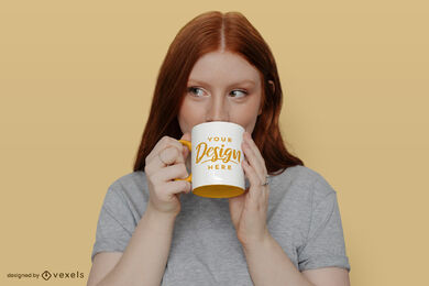 Chica pelirroja bebiendo de taza maqueta psd