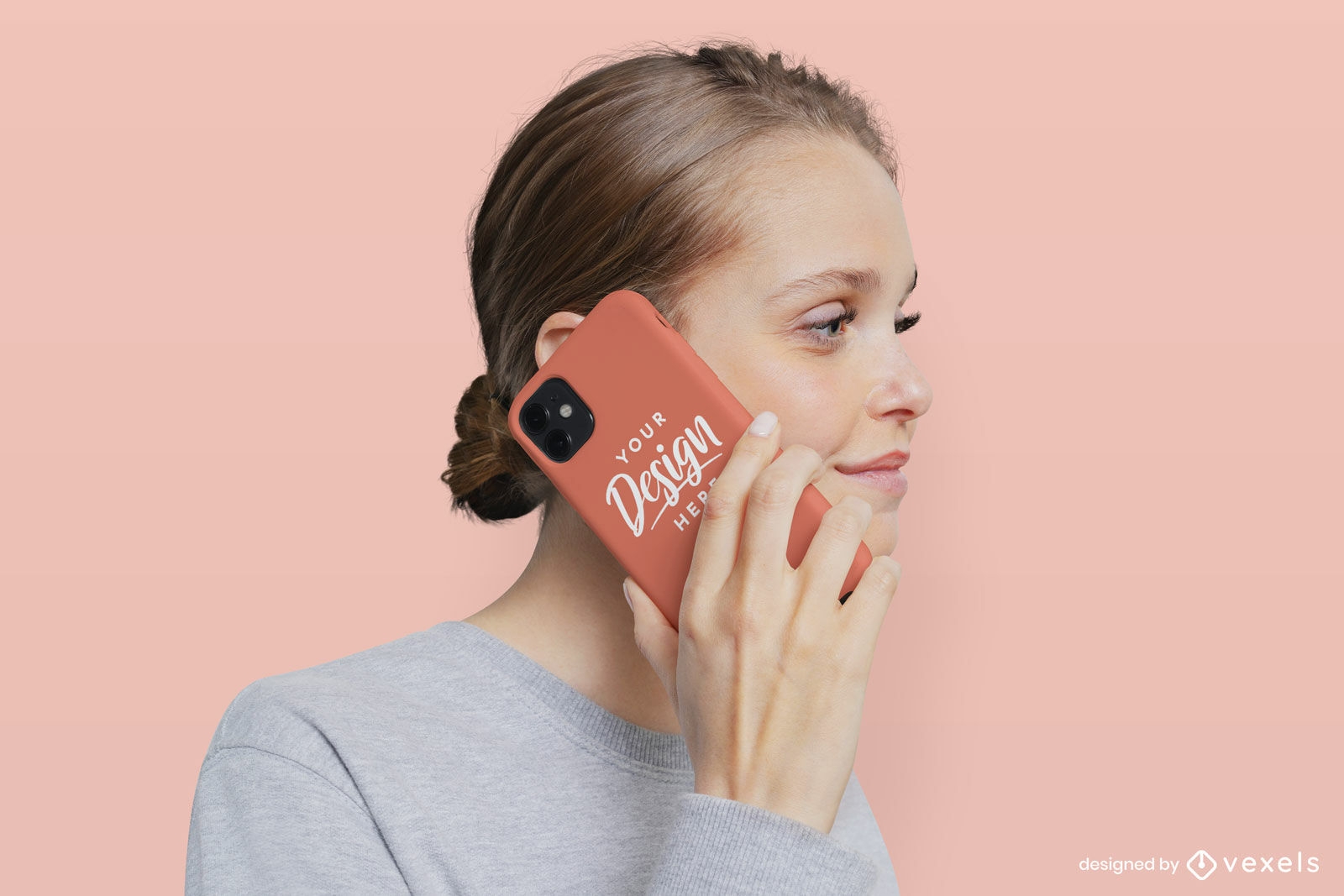 Maqueta de caja de teléfono de fondo sólido de mujer rubia