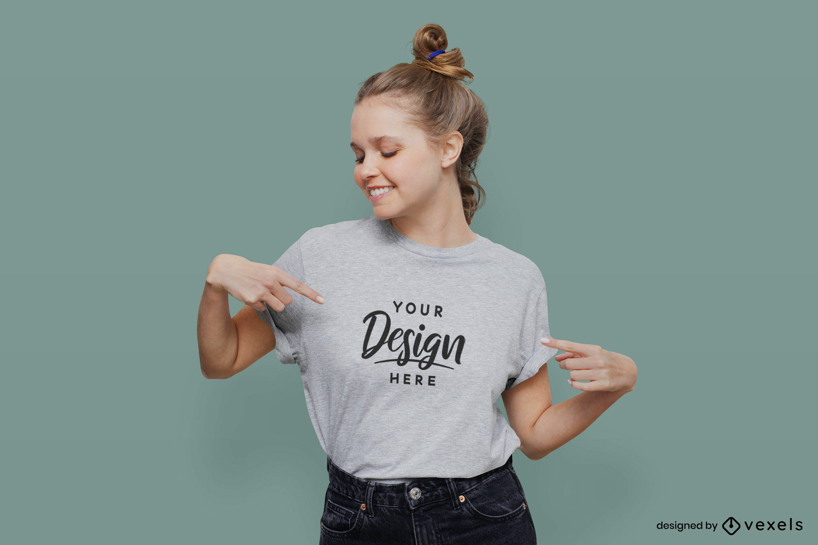 Chica en camiseta gris con maqueta de fondo plano