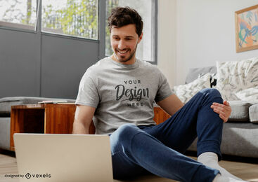 Hombre de maqueta de camiseta gris en sala de estar sentado