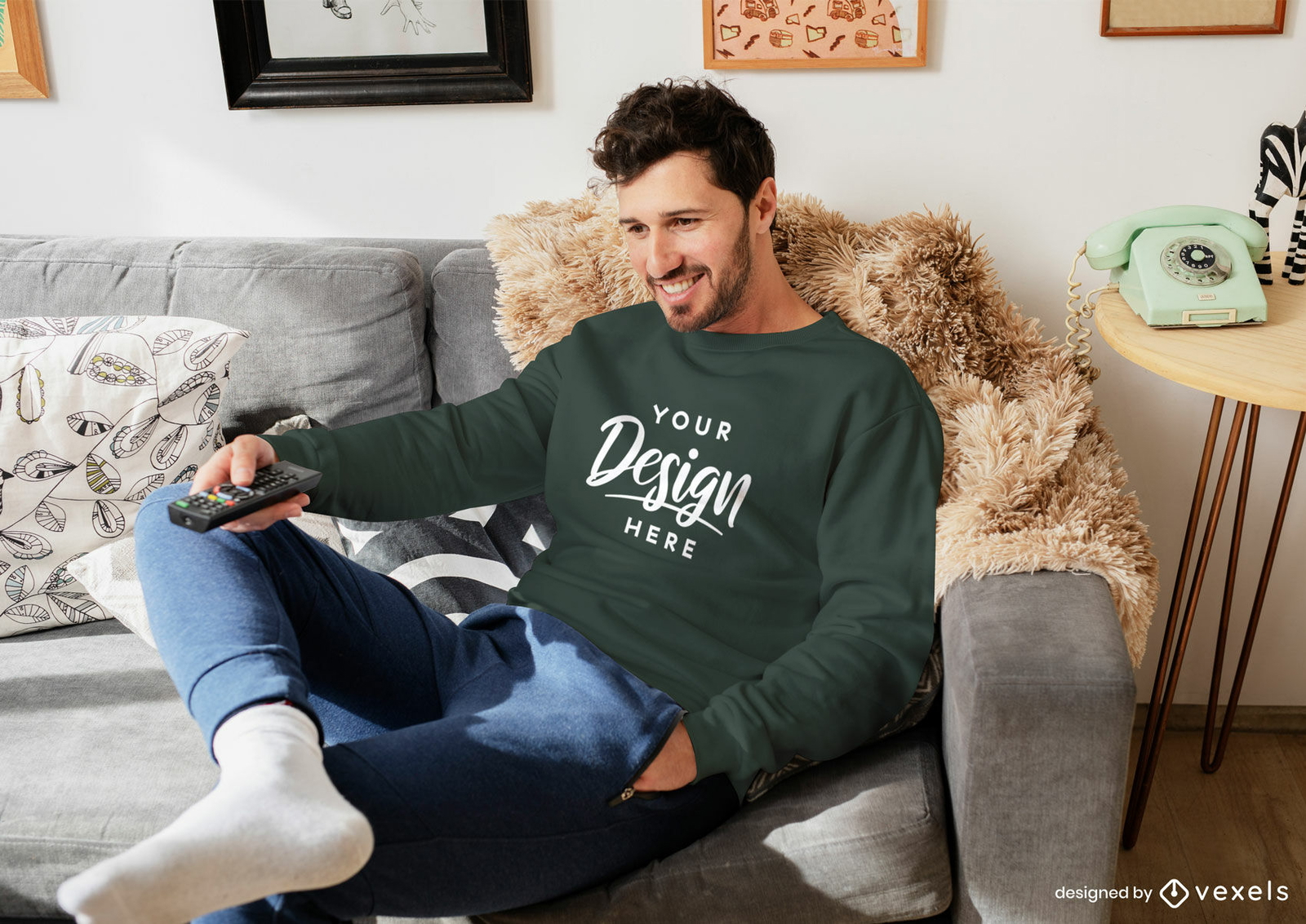 Grüner Sweatshirt-Mockup-Mann im Wohnzimmer sitzend