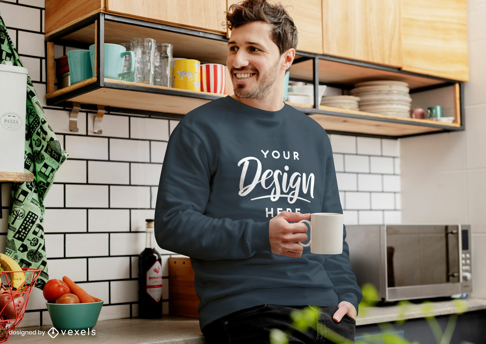 Hombre de maqueta de sudadera azul oscuro en cocina con café