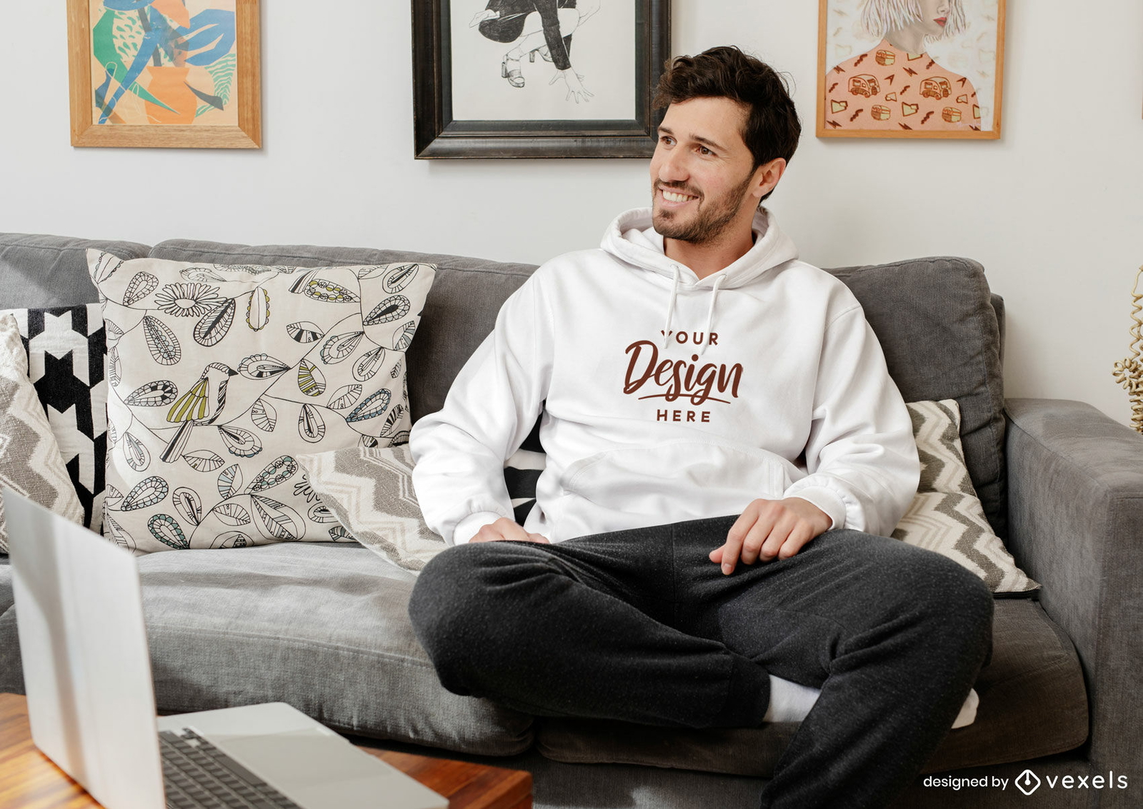 Weißer Hoodie-Mockup-Mann, der im Wohnzimmer sitzt