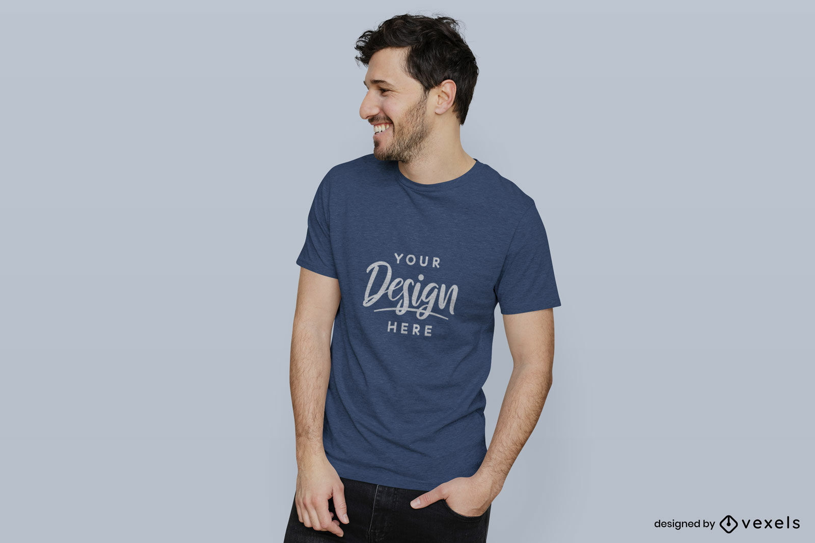 Hombre de maqueta de camiseta azul en fondo plano