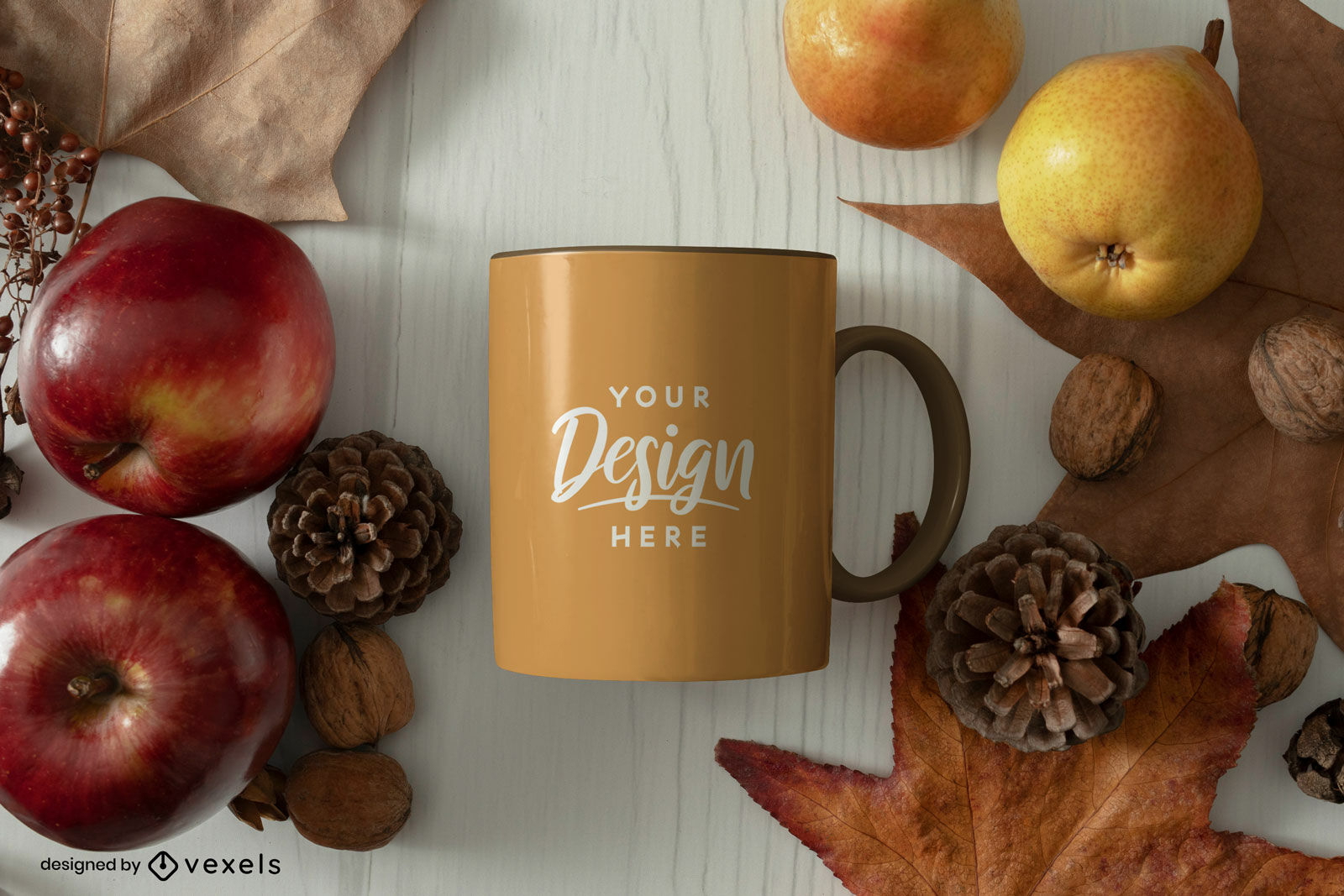 Taza marrón maqueta manzanas y hojas otoño