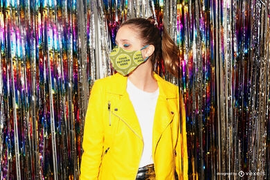 Gesichtsmaskenmodellmädchen im Partyhintergrund der gelben Jacke