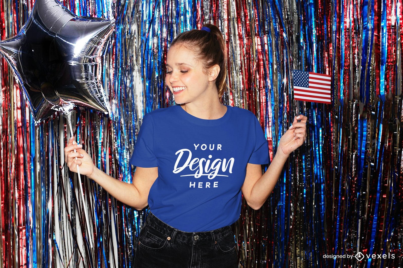 Maqueta de chica camiseta azul con fiesta de bandera americana