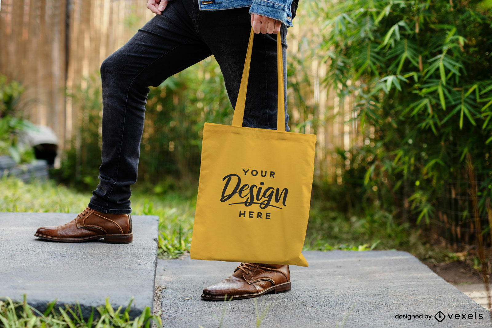 Bolso tote amarillo con maqueta de hombre en jardín