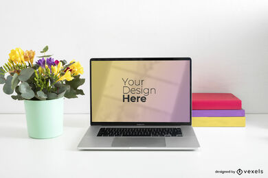 Laptop im Schreibtisch und Blumenmodell