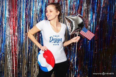 Maqueta de camiseta de bandera americana de mujer feliz