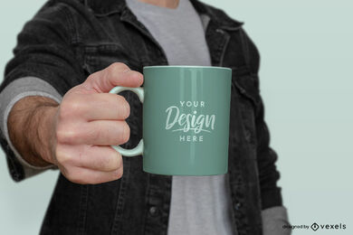 Homem de jaqueta jeans segurando maquete de caneca