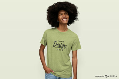 Hombre sonriendo en maqueta de camiseta de fondo sólido