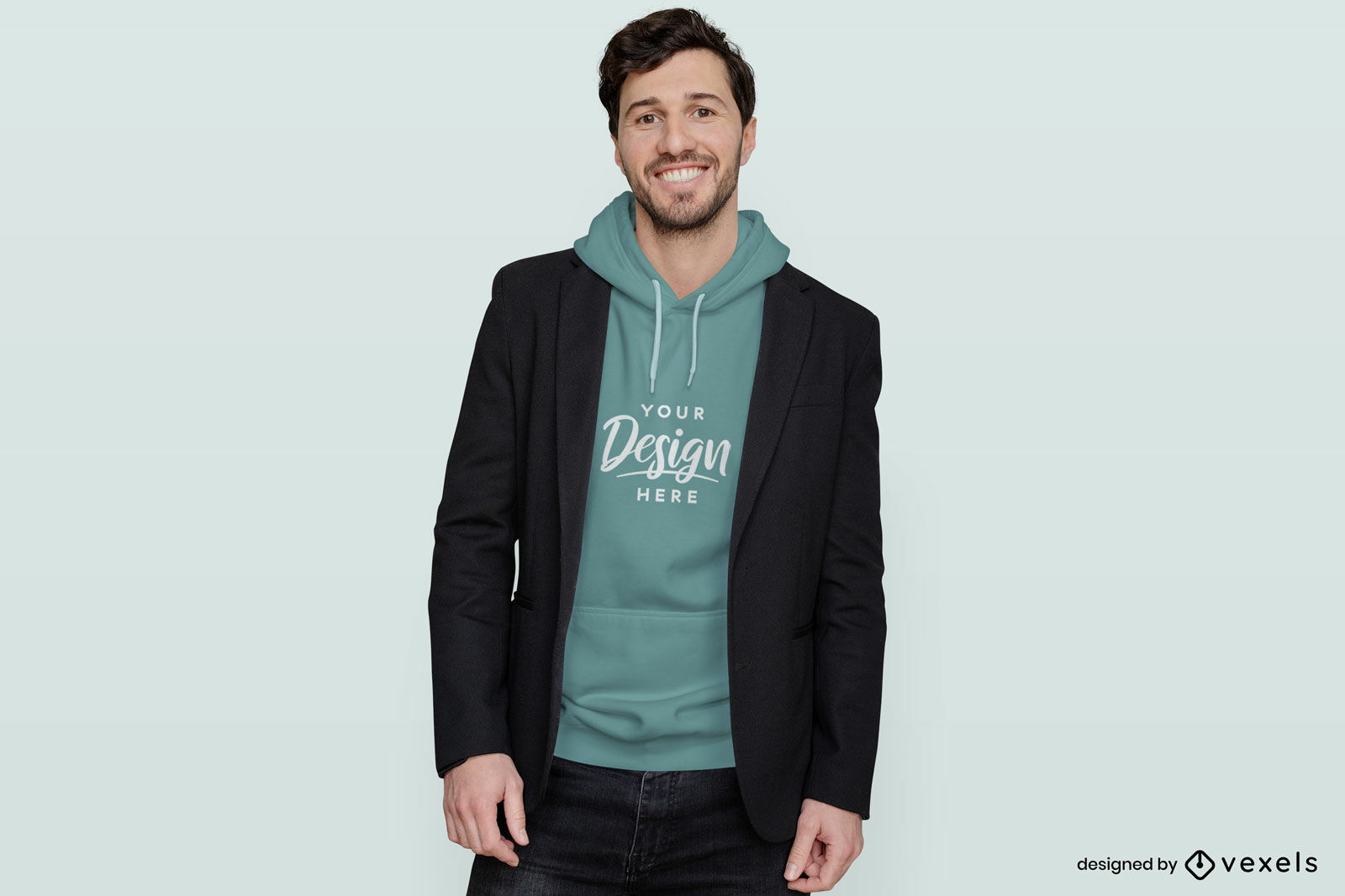 Mann, der in einem Hoodie-Mockup mit einfarbigem Hintergrund lächelt