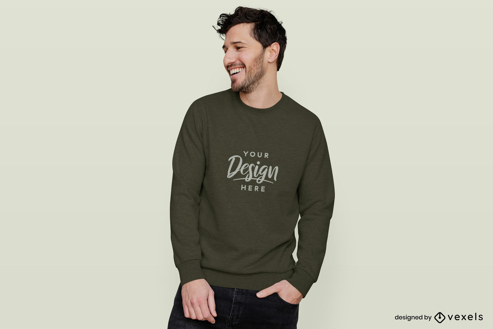 Hombre feliz en maqueta de suéter de fondo sólido