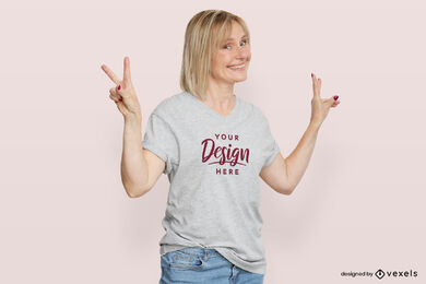 Mulher com maquete de fundo plano de camiseta cinza