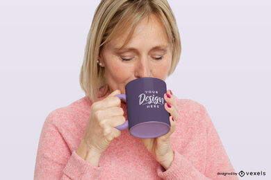 Mujer con fondo plano de maqueta de taza morada