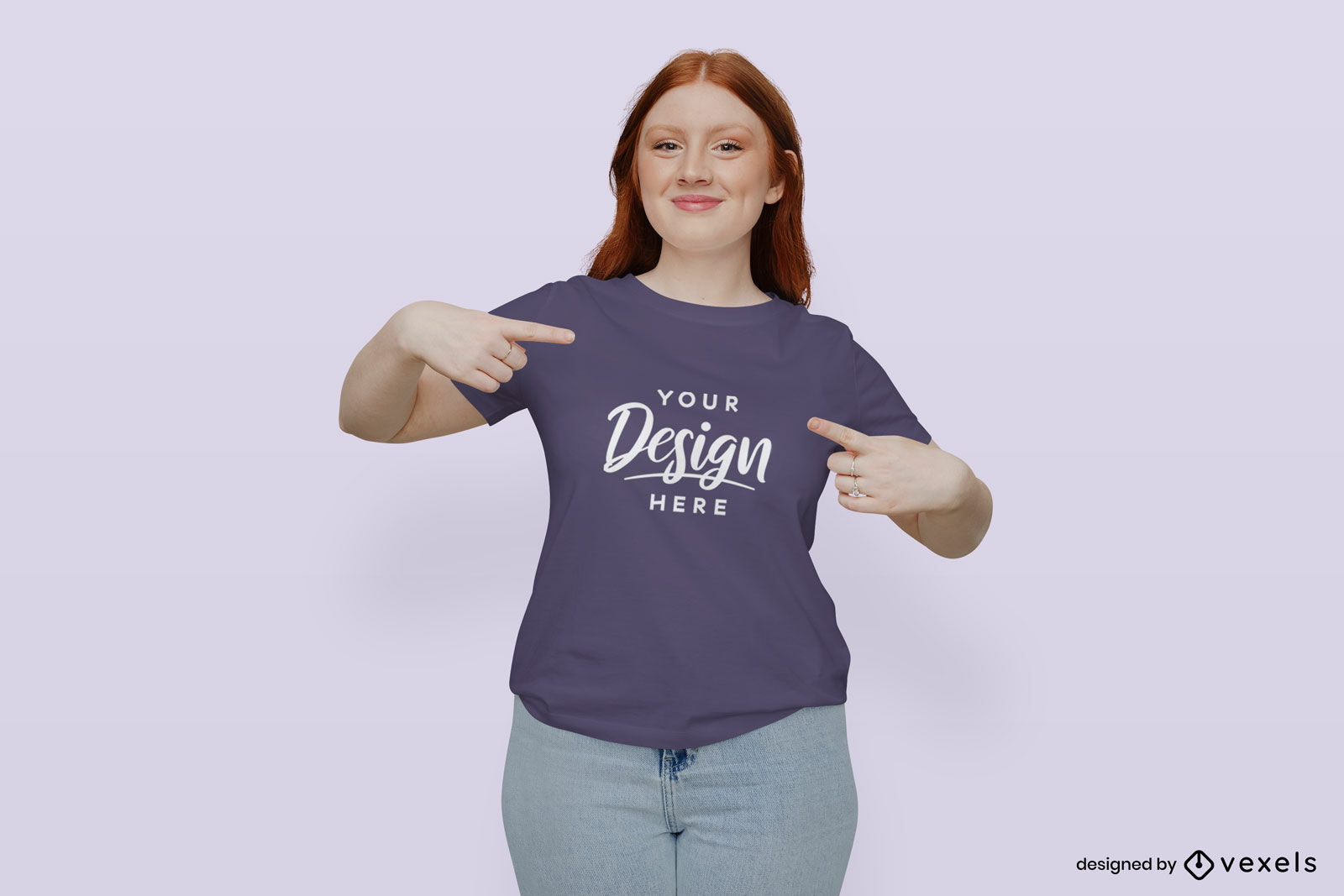 Menina com maquete de camiseta roxa em fundo plano