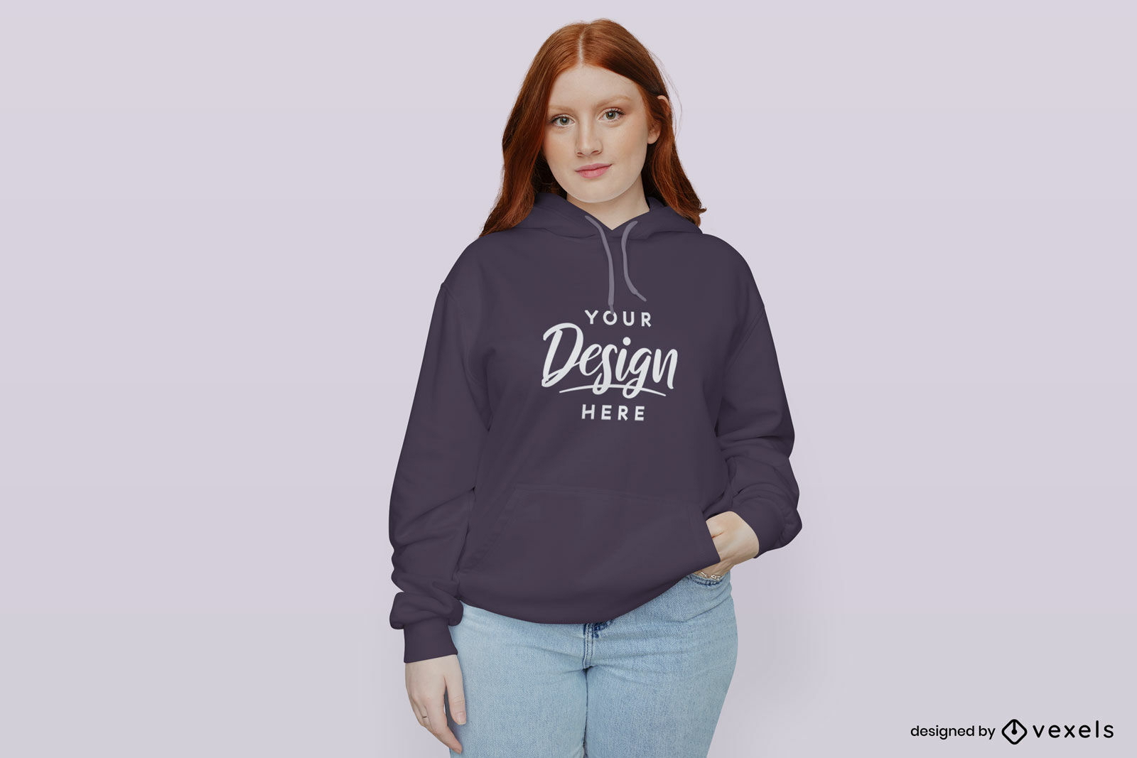 Chica en fondo plano de maqueta de sudadera con capucha púrpura