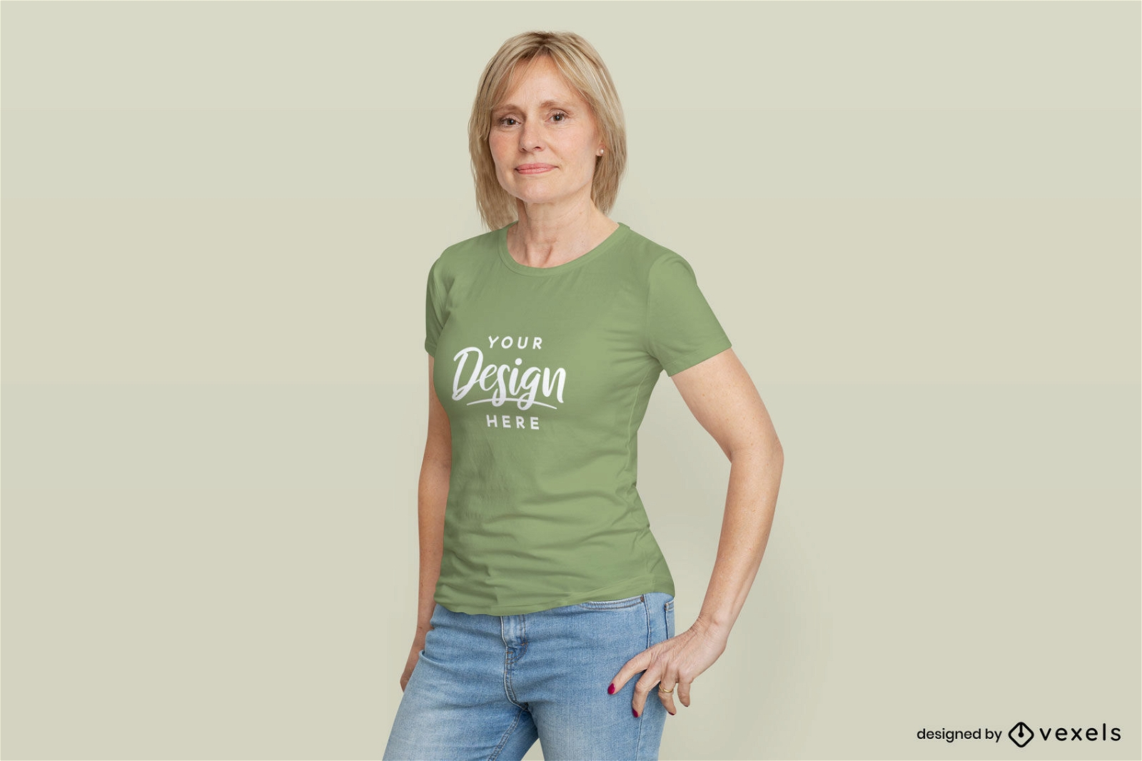 Modelo feminino de maquete de camiseta verde com fundo plano