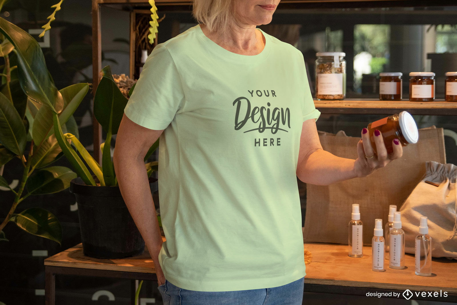 Frau im gelb-grünen T-Shirt-Modell