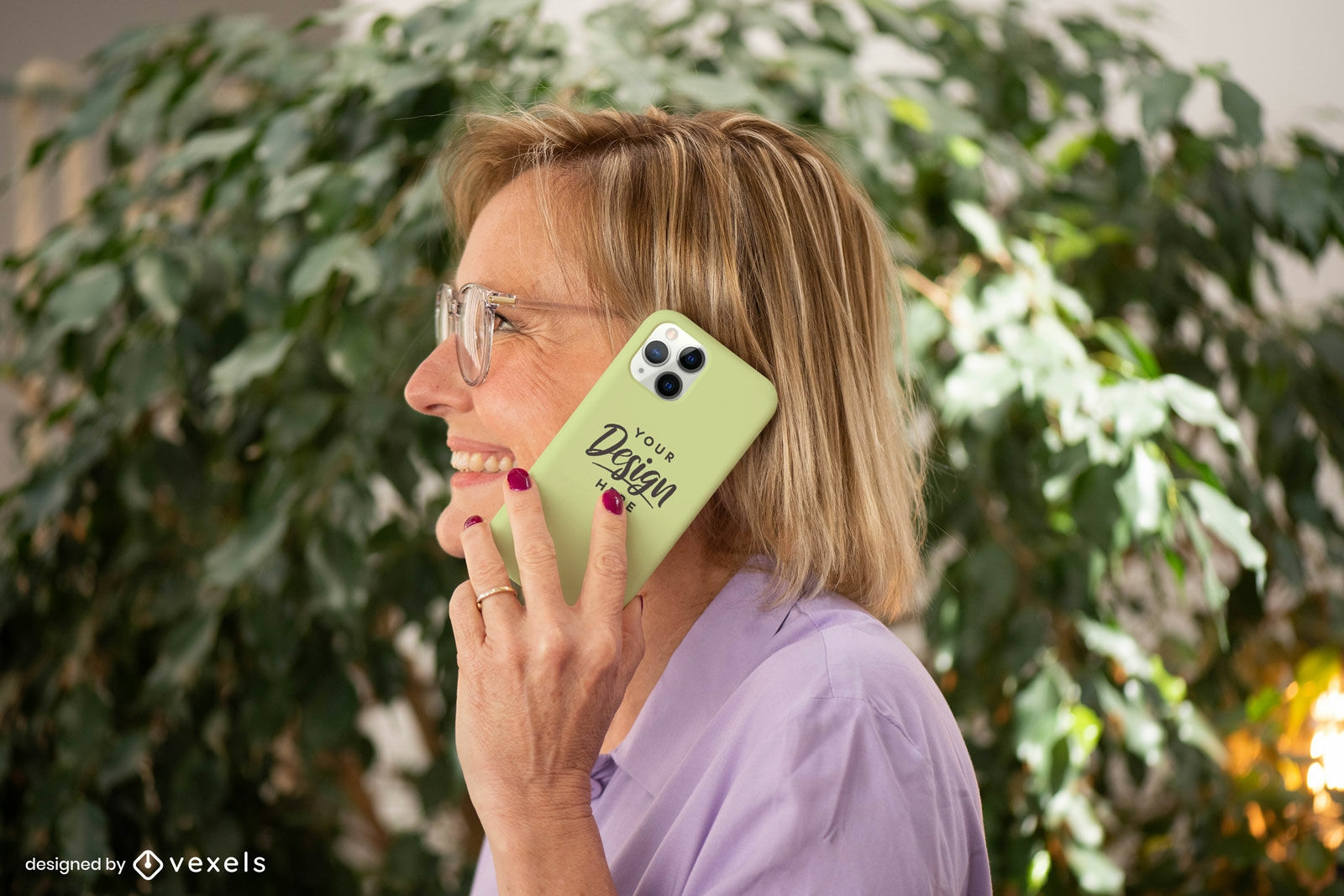 Mulher com maquete de capa de telefone amarela no jardim