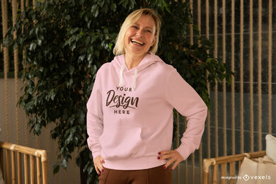 Weibliches Modell im rosa Hoodie-Modell