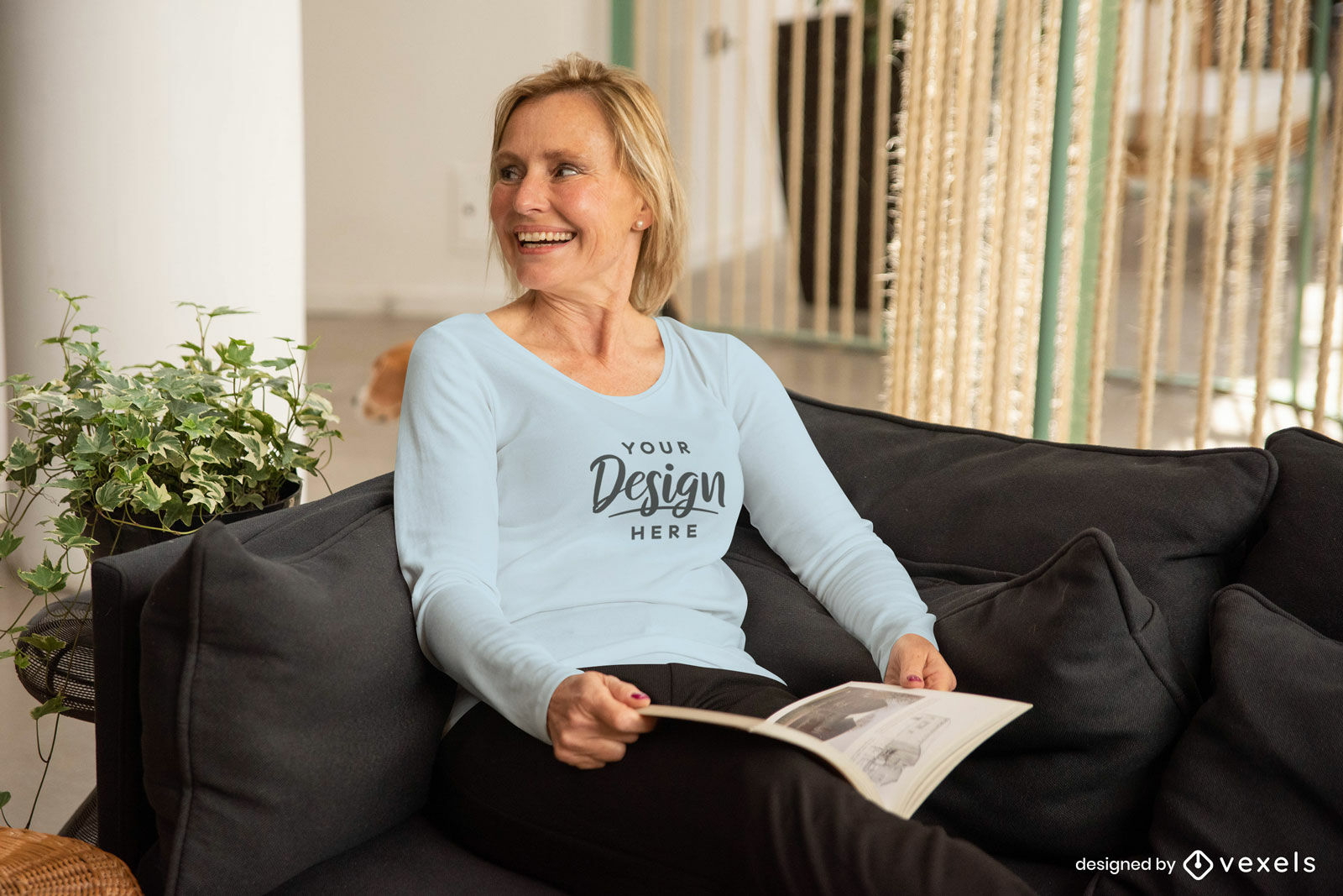 Frau auf der Couch mit langärmeligem T-Shirt-Modell