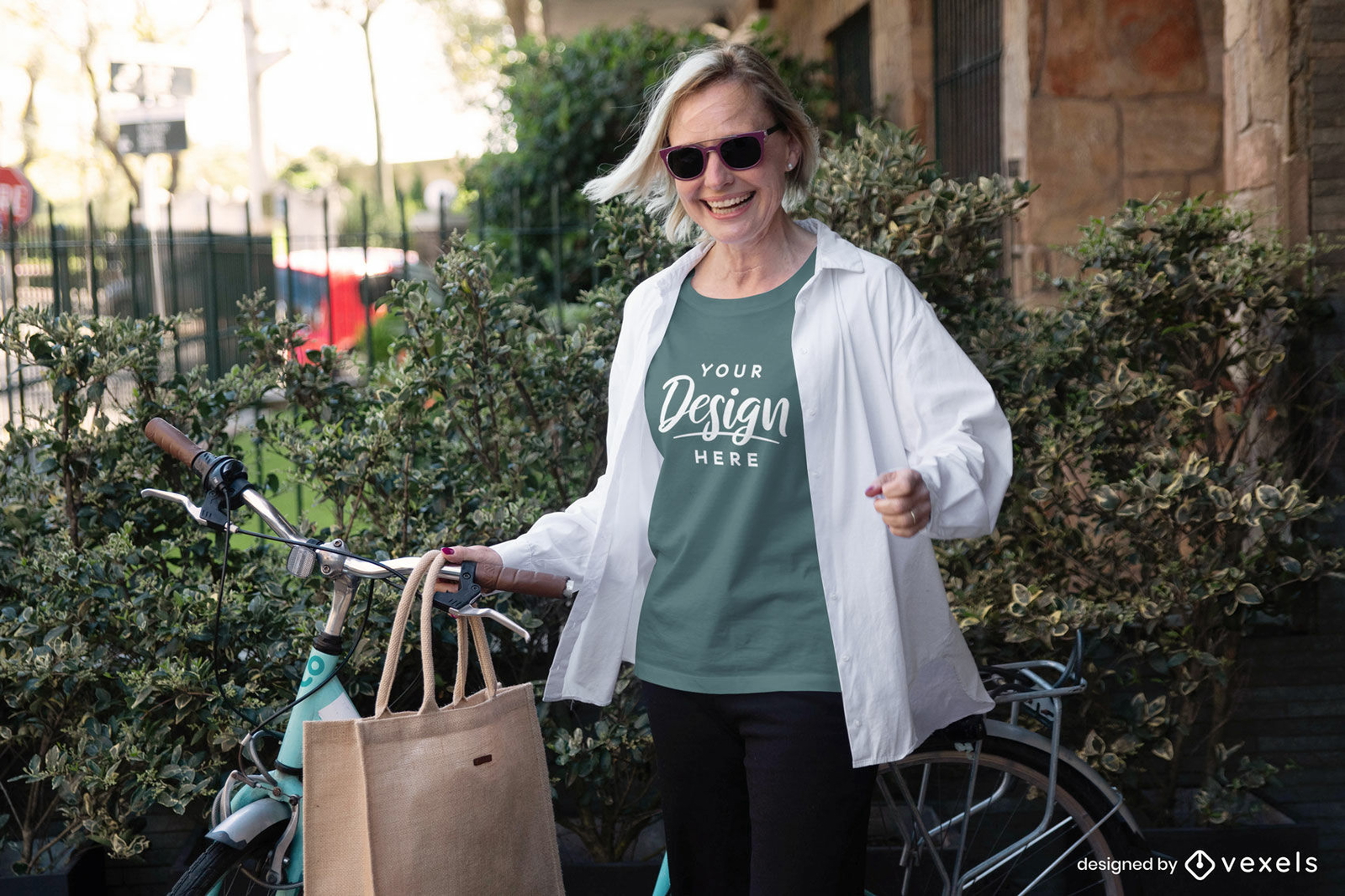 Frau im Garten mit Fahrrad grünes T-Shirt Mockup