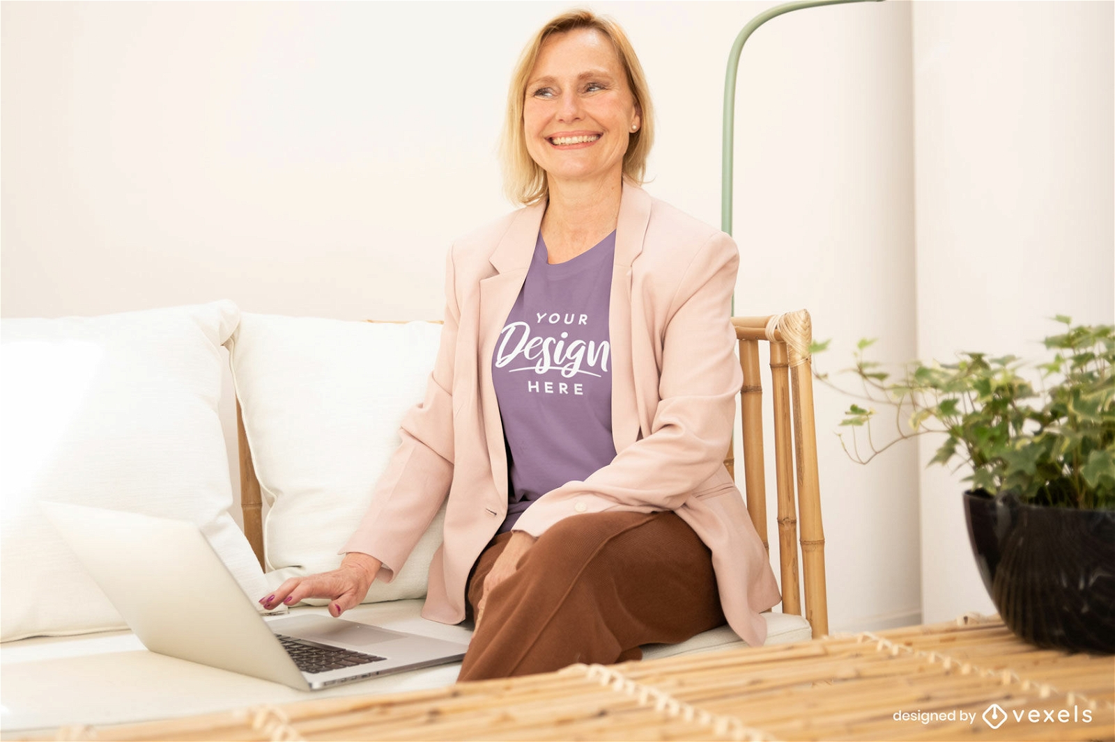Mujer en camiseta morada en maqueta de sala de estar