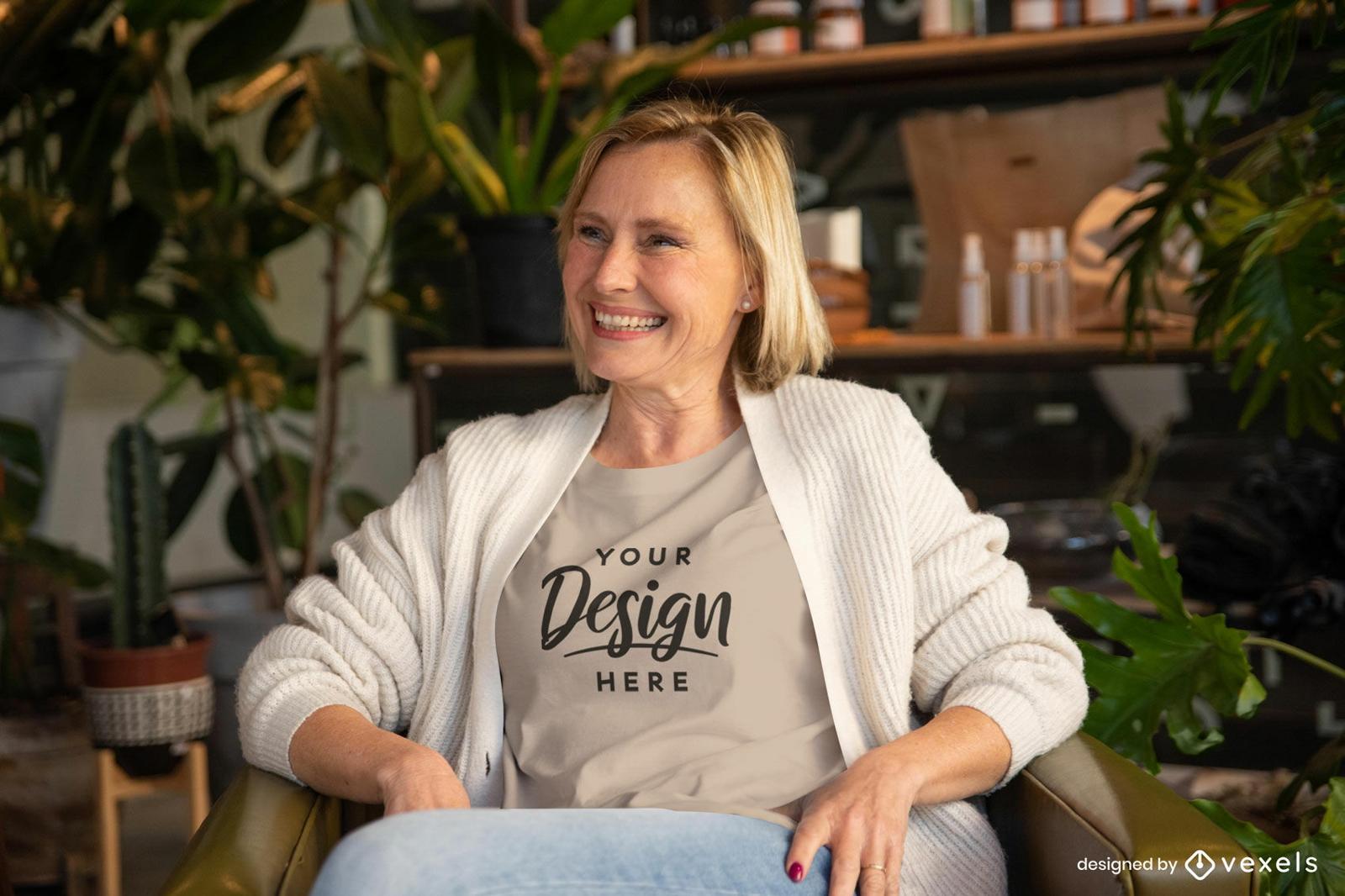 Mulher com camiseta bege em maquete de sofá